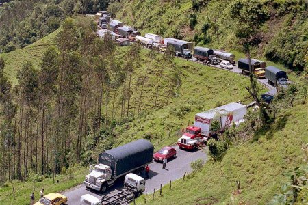 Trancón en el Alto de La Línea